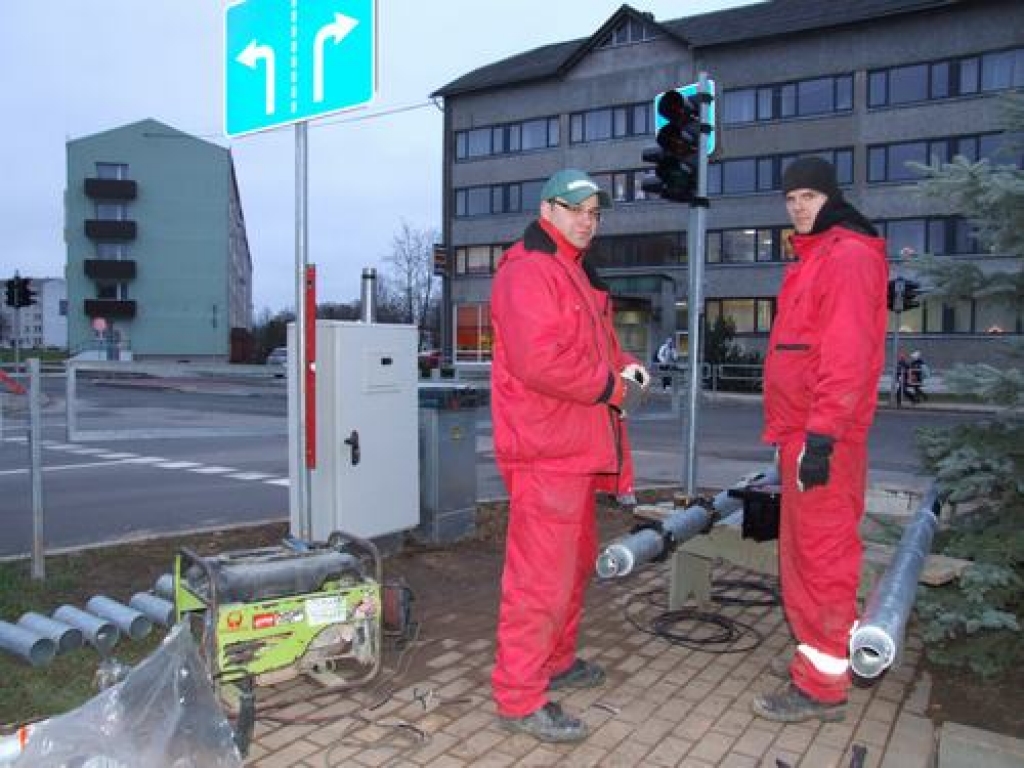 “Itālieši” Aizkraukles centrā. Oskars Daņiļēvičs (no kreisās) un Ilgvars Tiltiņš gatavo novietošanai vienu no sešiem Itālijā ražotajiem luksoforiem, kas turpmāk regulēs satiksmi Lāčplēša un Bērzu ielas krustojumā.