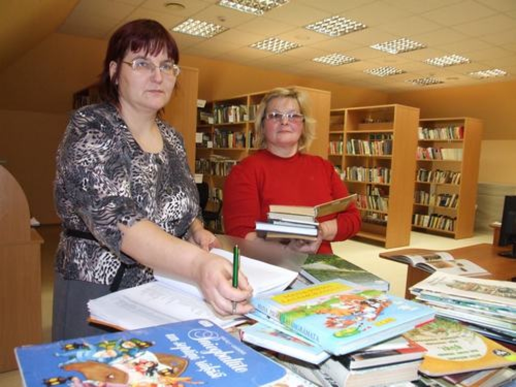 Nāks talkā. Kārtot grāmatas Staburaga pagasta bibliotēkas vadītājai Ivetai Ločmelei (no kreisās) palīdz Astrīda Kaufmane.