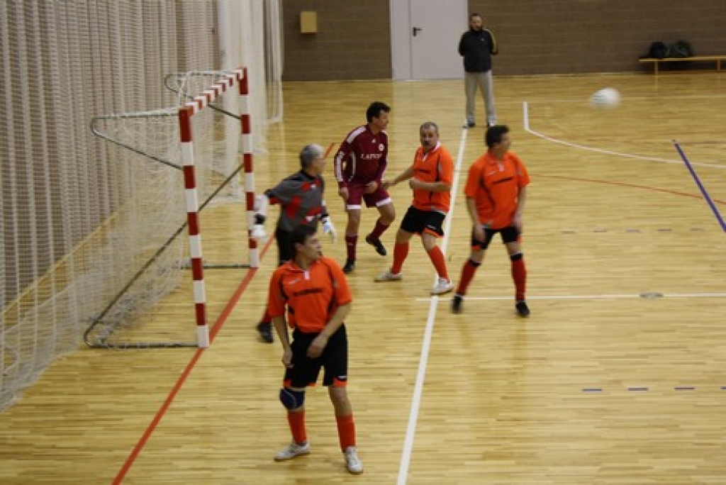 Aizvadītās nedēļas nogalē Aizkraukles novada sporta hallē notika futbola mačs, kurā spēkiem mērojās futbola kluba “Aizkraukle” spēlētāji un Saeimas deputātu komanda. Uzvaru ar 4:2 izcīnīja viesi.
Autors: Līga Patmalniece