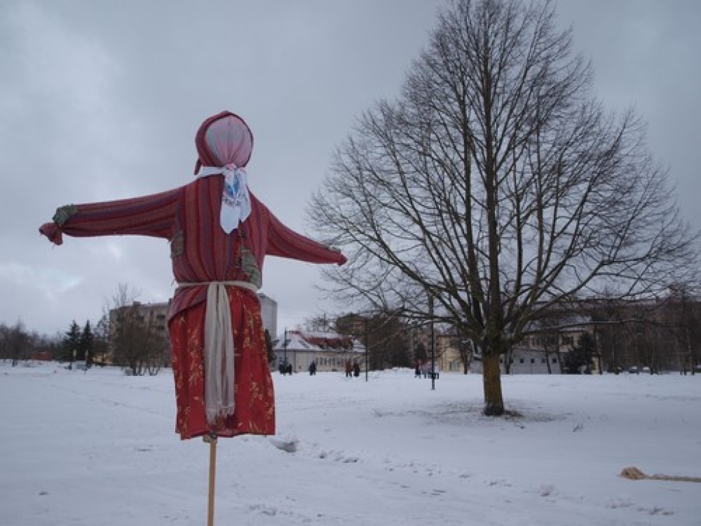 Aizkraukles novada kultūras namā un laukumā pie tā šodien notika Aizkraukles krievu kopienas “LAD” rīkotais tradicionālais pasākums “Masļeņica” jeb atvadas no ziemas. Viesi cienājās ar pankūkām un tēju, piedalījās dažādās rotaļās un...
Autors: Guna Mikasenoka