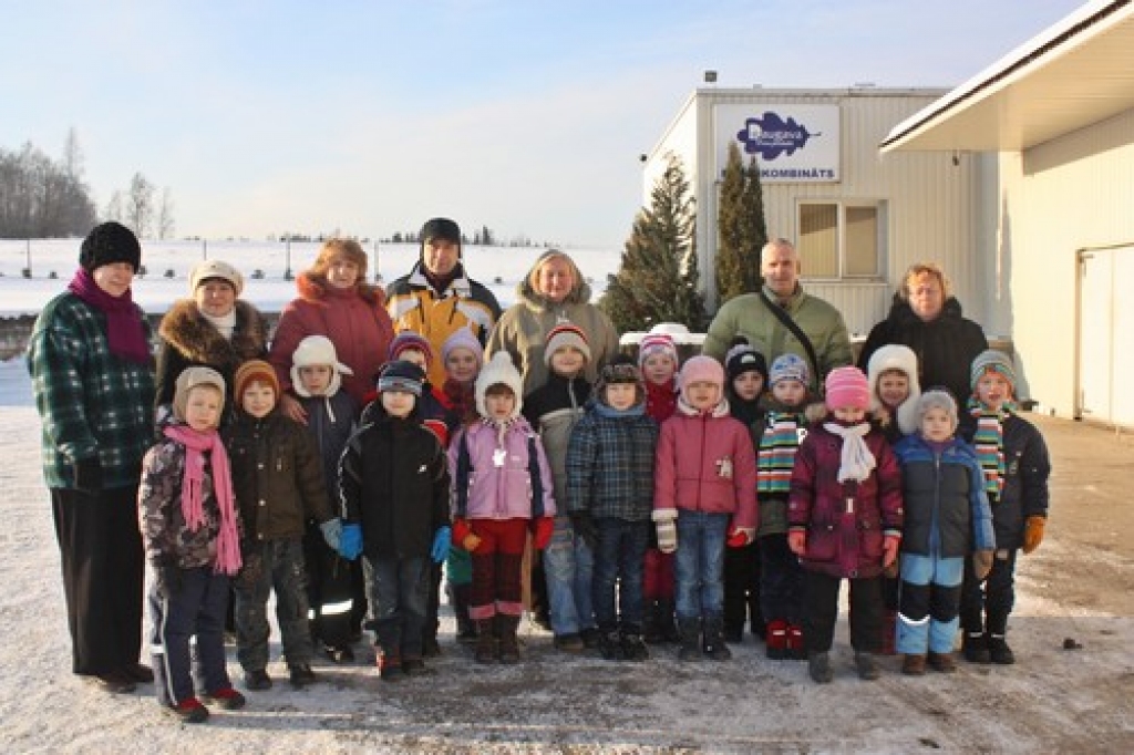 Aizkraukles pagasta sākumskolas piecus un sešus gadus vecie audzēkņi pabija  mācību ekskursijā SIA “Daudznozaru kompānija “Daugava”” Sērenē. Bērni ar lielu interesi vēroja piena pārtapšanu sierā, sviestā, jogurtā, rjaženkā, kefīrā un citos...