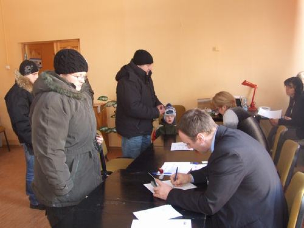 Vēlēšanu iecirknī Neretas kultūras namā lielāka vēlētāju aktivitāte bija dienas pirmajā pusē. Līdz pulksten 15 balsošanai mājās bija pieteikušies 39 neretieši.
Autors: Evita Apiņa