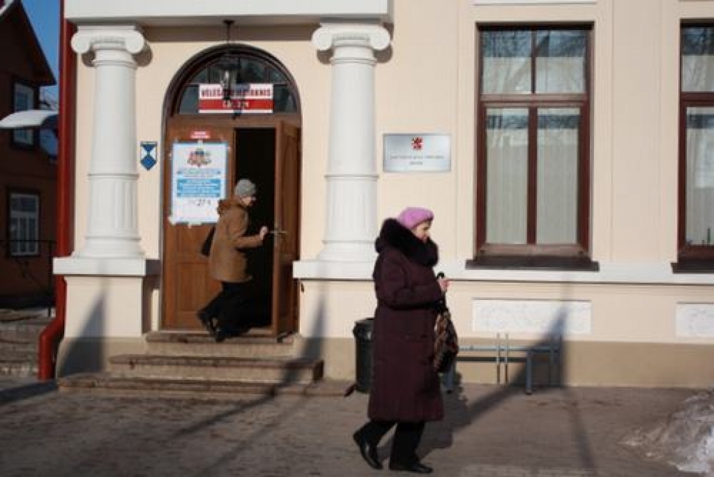 Jaunjelgavieši 18. februāra referendumā par Satversmes grozījumiem piedalījās ļoti aktīvi. Līdz pusdienlaikam jau bija nobalsojuši vairāk kā 500 balsstiesīgo iedzīvotāju.
Autors: Jānis Ozoliņš