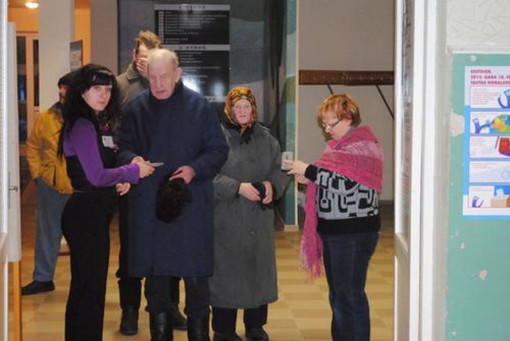 Referendumā par krievu valodas statusu Latvijā savu balsi atdeva arī Kokneses un Bebru pagasta iedzīvotāji. Vairākiem no viņiem vēlēšanu komisijas pārstāvji iespieda pirmo zīmogu pasē, kas liecina par īpaši augstu vēlētāju ieinteresētību...
Autors: Imants Kaziļuns