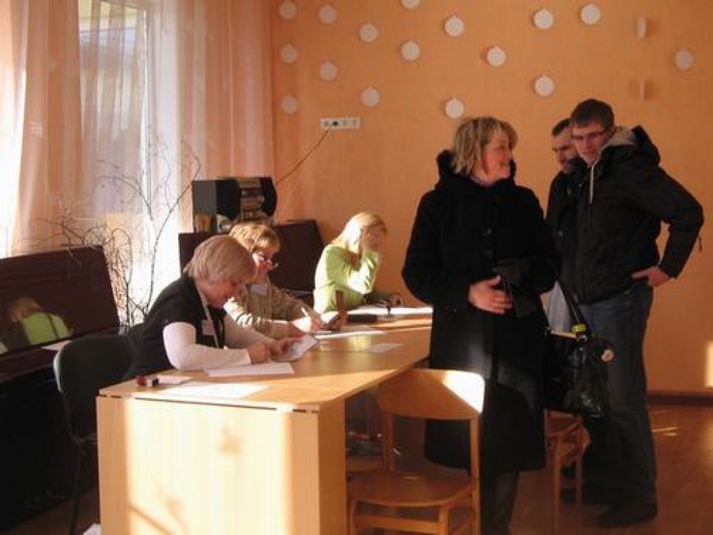 Pļaviņu vēlēšanu iecirknī novada kultūras centrā jau pulksten 7 rītā izveidojās balsotāju rinda. Cilvēku aktivitāte saglabājās arī dienas pirmo pusi, un vēlēšanu komisijas pārstāvji atzina, ka balsotāju skaits ir liels. 
Autors: Sandra Pumpure