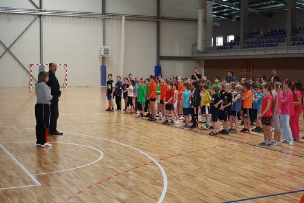 Šodien Aizkraukles novada ģimnāzijas sporta hallē notika pirmās starpnovadu skolēnu sporta spēles. Tajās piedalījās 1. - 4. klašu audzēkņi no Aizkraukles novada skolām un Daudzeses. Plānots, ka šādas sporta spēles turpmāk notiks reizi...
Autors: Indulis Burka