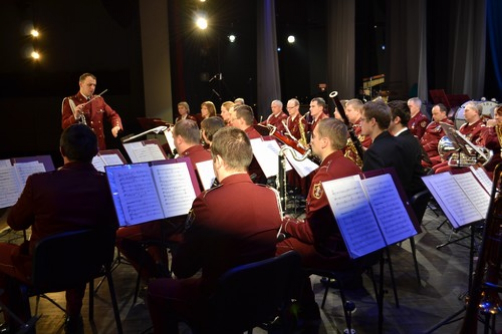 Aizkraukles novada kultūras namā notika Nacionālo bruņoto spēku orķestra koncerts. Spēlēja arī Nacionālo bruņoto spēku bigbends.   
