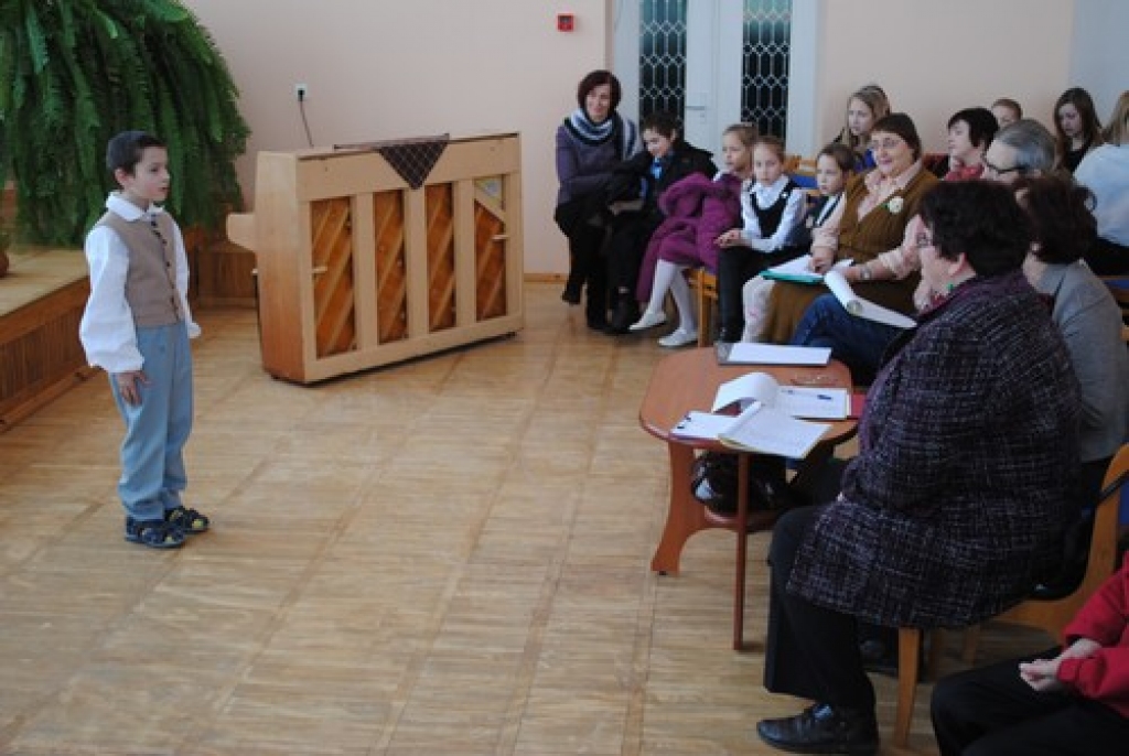 VAJAG DROSMI, lai runātu publiski. Dzejoli skandē Aizkraukles pagasta sākumskolas 2. klases skolēns Matīss Ločs. 