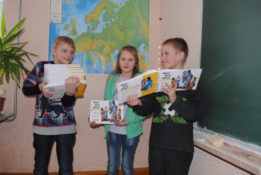 PRIECĀJAS PAR GRĀMATĀM. 3. klases skolēni Zigmunds Razenovskis (no kreisās), Anna Ziediņa un Elvis Soloveika skolā apgūst kristīgo ētiku. 