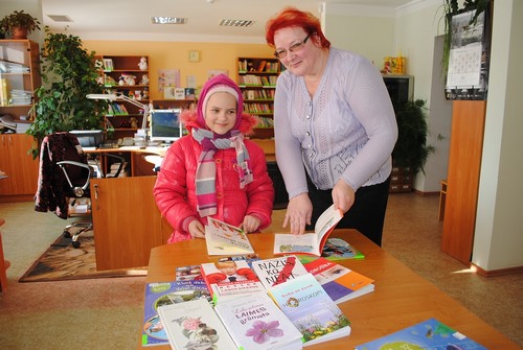 Nemainīga vērtība. Bērnu žūrijas dalībniecei, 3. klases skolniecei Monikai Silabriedei īpaši patīk jauniegādātās Margaritas Stārastes grāmatas. Līdzās — bibliotekāre Ausma Rode.