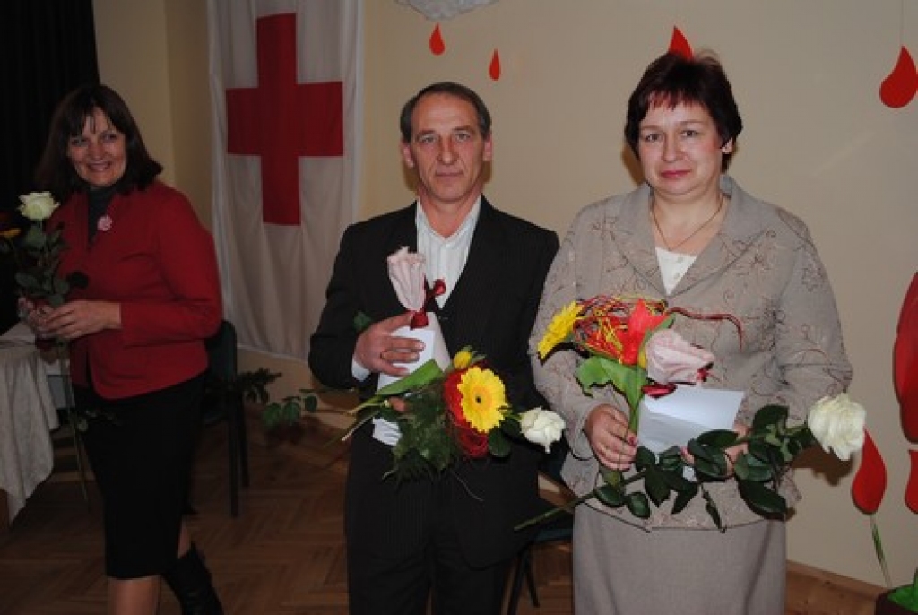 Ziedo ģimene. Natālija un Pāvels Orlovi saņēma III pakāpes apbalvojumu, viņi asinis ziedojuši vairāk nekā 28 reizes. Donorus sveica arī Bebru pagasta pārvaldes vadītāja Ilze Pabērza (no kreisās). 