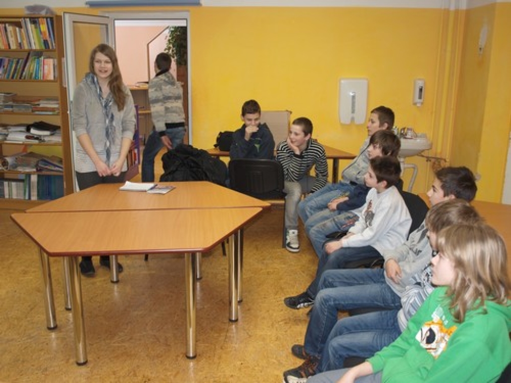 “ĒNA”.  Laura Zvirgzdiņa Daudzeses pamatskolas skolēniem stāsta par to, kā iejutusies “ēnas” lomā. 
