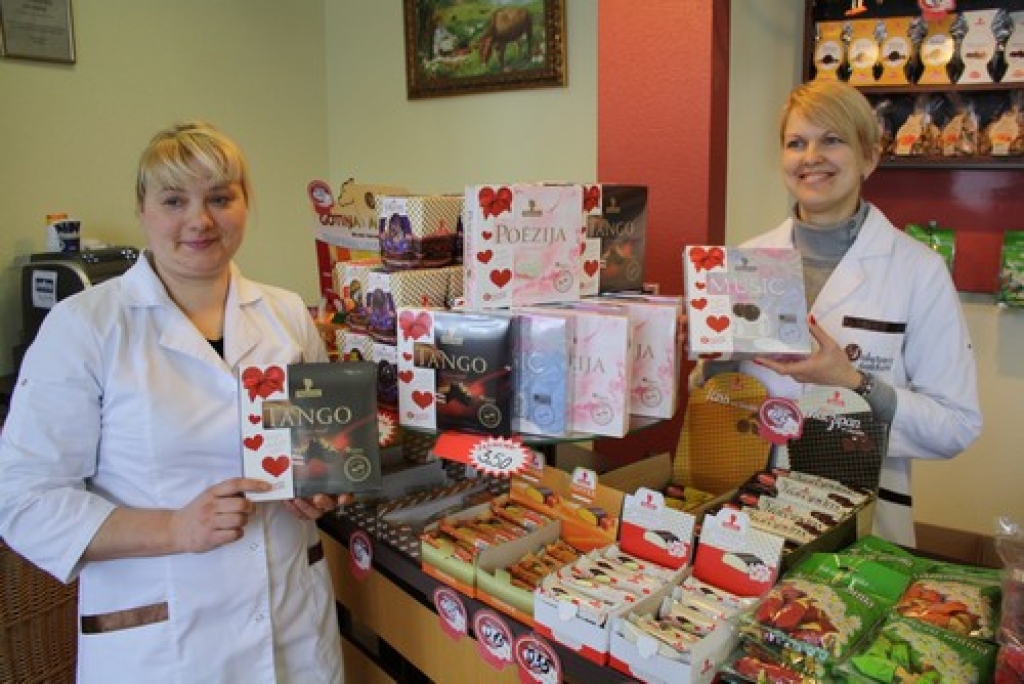 Konfektes ne tikai Valentīndienai — saka uzņēmuma “Skrīveru saldumi” darbiniece Sarmīte Stavža.