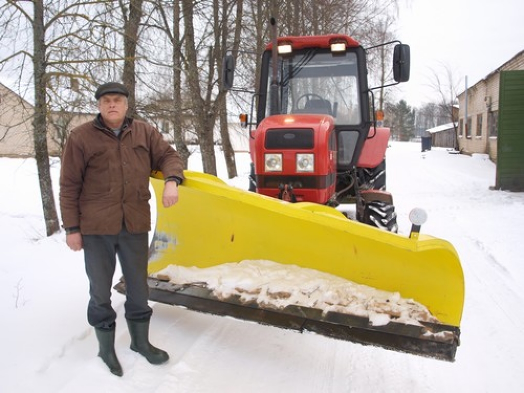 TĪRĪS, KAD SNIGS. Ja sāks snigt, mazzalvietis Igors Ivanovs ir gatavs kaut nakts vidū sēsties pie traktora stūres un gādāt, lai ceļi būti izbraucami. Ivanova kungs strādā  Mazzalves pagasta pārvaldes komunālajā daļā.  