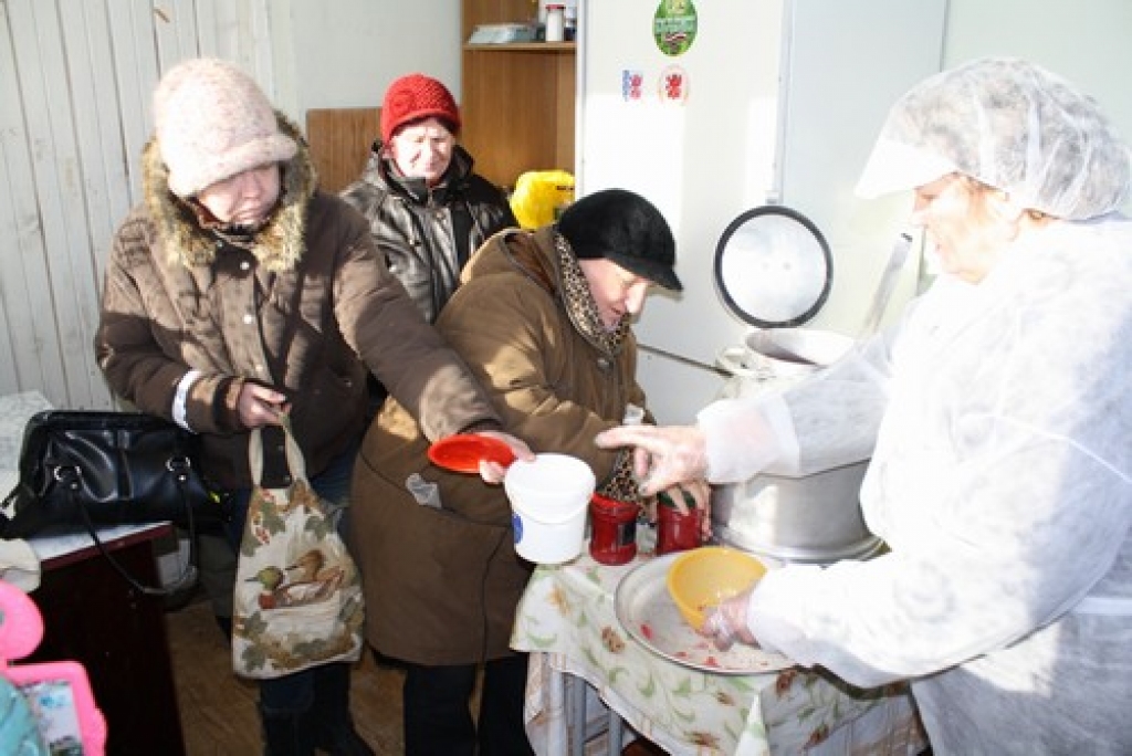 SILTAS PUSDIENAS. Vanda Censone ielej zupu jaunjelgavietēm Jolantai Līcei (no kreisās), Zentai Putniņai (vidū) un Jutai Zemturei. 