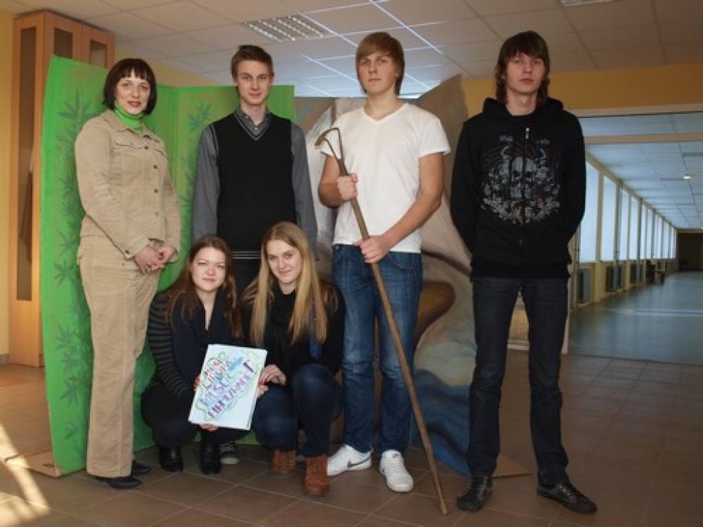 Par Eiropas Savienību zina daudz. Aizkraukles novada ģimnāzijas komanda: skolotāja Līga Graznoviča (no kreisās),  skolēni Elīna Dīce, Nils Mosejonoks, Paula Elksne, Edvards Valdmanis un Artūrs Ķimelis. 