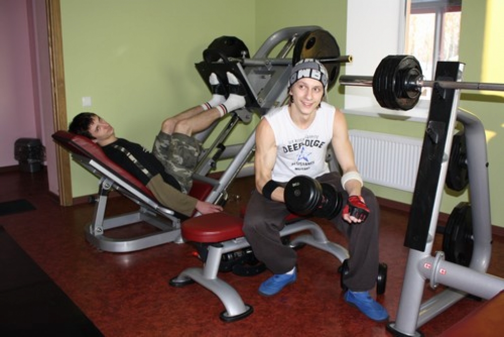Sporta cienītāji. Sunākstieši Māris (no kreisās) un Dāvis trenažieru zāli apmeklē regulāri. Māris labprāt nāktu biežāk, bet neesot tik daudz brīvā laika — jāstrādā.
