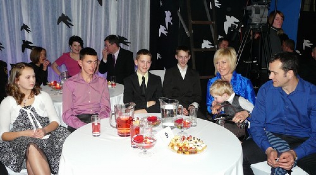 VISI KOPĀ.  Višķeru ģimene pasākumā “Gada varonis 2011”. No kreisās — Elīna, kurai visu atcerēties bija smags pārdzīvojums. Līdzās — brālis Kristaps, dvīņubrāļi Emīls un Edvarts, māmiņa Ilze ar mazo brālīti Paulu un tēvs Dzintars.
Autors: Ievas Valteres foto, www.kasjauns.lv 