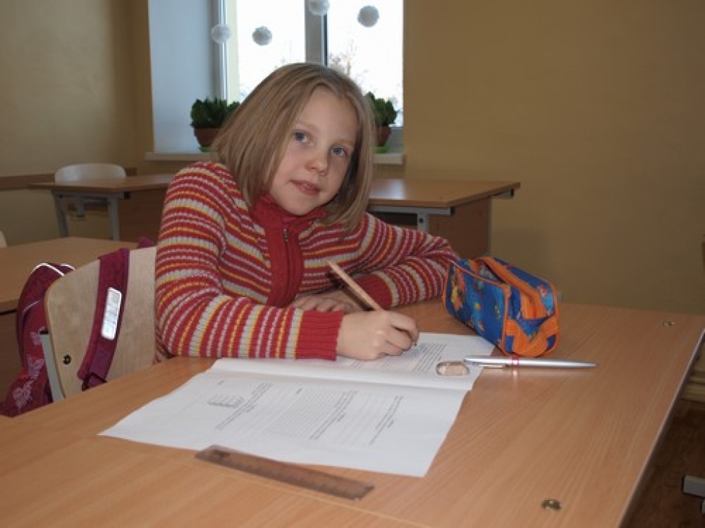 Seces pamatskolā no otrās klases audzēkņiem šodien uz skolu bija atnākusi vienīgi Arta Miķelsone. Viņu līdz pat skolai ar automašīnu atvedusi mamma.   
