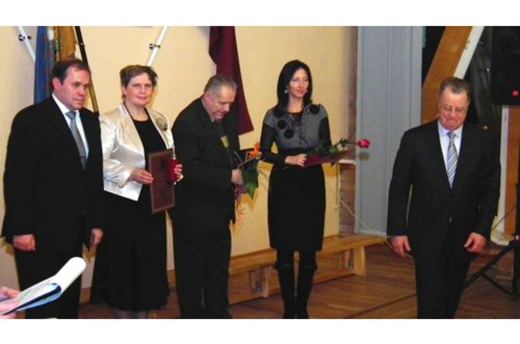 NOVĒRTĒ ATZINĪGI. Pļaviņu novada ģimnāzijas skolotāja Ilze Seipule (otrā no kreisās) kopā ar citiem skolotājiem, saņemot apbalvojumu. No labās — bijušais Latvijas valsts prezidents Guntis Ulmanis. 
Autors: Foto no Pļaviņu novada ģimnāzijas arhīva