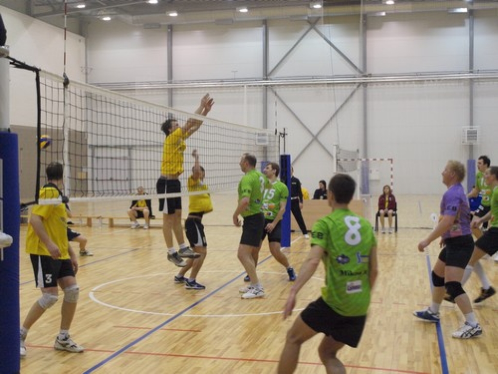 Aizkraukles novada sporta hallē Latvijas čempionāta volejbolā nacionālās līgas izslēgšanas turnīra otrās kārtas otrajā spēlē kluba “Aizkraukle” volejbolisti ar rezultātu 3:2 uzvarēja komandu no Limbažiem. 
Autors: Indulis Burka