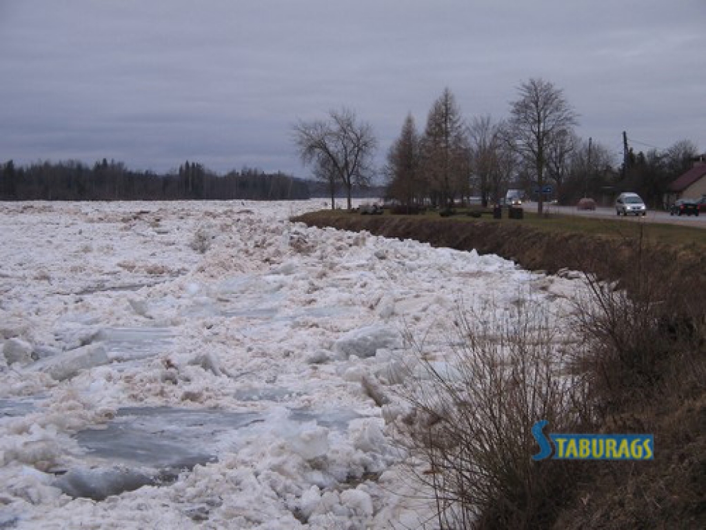 Šorīt Daugavā pie Pļaviņām veidojas ledus sastrēgums. VUGD Aizkraukles daļas komandieris Guntars Laukazīle informē, ka sastrēguma galvgalis apstājies pie Bebrulejas un šobrīd intensīvi veidojas ledus krāvumi. Ūdens līmenis vēl nav...
Autors: Sandra Pumpure