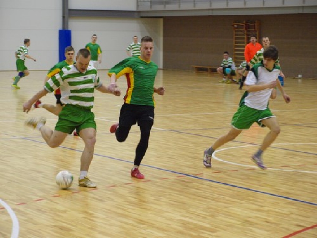 Vakar Aizkraukles novada sporta hallē labākajām šīs sezonas čempionāta telpu futbolā komandām bija iespēja cīnīties par uzņēmuma “VAIROGI AB” dāvināto kausu. 
Autors: Indulis Burka