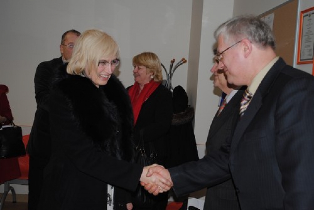 Šodien, 2.martā, veselības ministre Ingrīda Circene darba vizītē apmeklēja Jēkabpili, Rēzekni un arī Aizkraukli. Vispirms Ingrīda Circene  iepazinās ar Aizkraukles medicīnas centru, pēc tam pārrunāja medicīnas finansēšanas problēmas ar...
Autors: Guna Mikasenoka