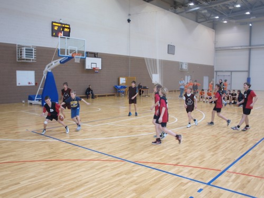 Šodien Aizkraukles novada ģimnāzijas sporta hallē notika pirmo starpnovadu skolēnu sporta spēļu sacensības basketbolā 5. - 6. klašu audzēkņiem. Sacensībās piedalījās bērni no Aizkraukles Kokneses, Seces un Daudzeses. 
Autors: Indulis Burka