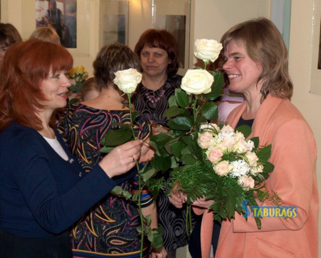 JUBILĀRE. Izstādes atklāšanas dienā Baiba Vaivare (no labās) svinēja savu dzimšanas dienu. 