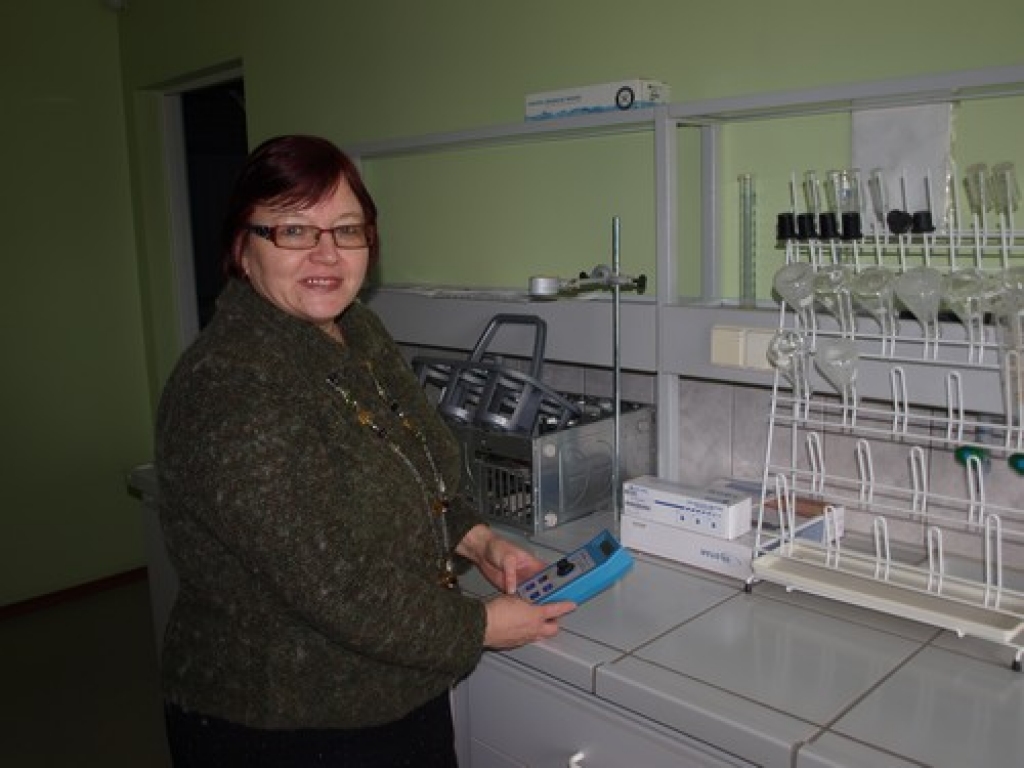KVALITATĪVS ŪDENS. Gudruna Vectirāne stāsta, ka SIA “Aizkraukles ūdens” nelielajā laboratorijā var noteikt ūdens pH un dzelzs līmeni, jo sertificēt un uzturēt lielāku laboratoriju ir dārgs prieks. 