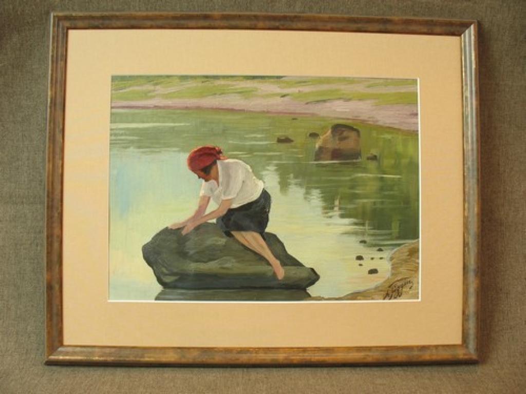 IERĀMĒ GLEZNAS. Ar biedrības “Daugavas savienība” finansiālo atbalstu 2011. gadā ierāmēts 17 eļļas gleznu, izveidojot ceļojošo izstādi “Daugava laiku lokos”. Attēlā redzama Arnolda Tiggina glezna “Daugava pie Aiz­kraukles”, kas tapusi 1935. gadā. 
Autors: Foto no Aizkraukles vēstures un mākslas muzeja arhīva 