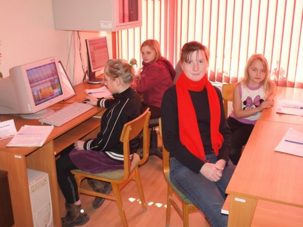 BIEŽAS APMEKLĒTĀJAS. Elvita Cimmermane (no labās), Svetlana Prokofjeva, Airita un Airisa Cimmermanes bibliotēkas datorus izmanto bieži.  