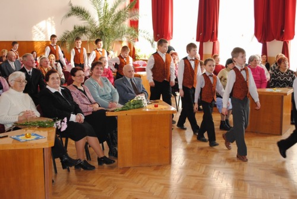 Sveic kolēģi un skolēni. Pensionētās skolotājas Laima Auziņa (no kreisās), Anna Saveļjeva, Vita Mamedova, Ilze Vīnerte līdzās kolēģim jubilāram Egonam Grietiņam.
