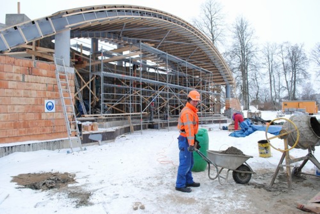 Strādā arī salā. Darbus veic pilnsabiedrības “Meistari JM” strādnieki. Priekšplānā — aizkrauklietis Oļegs Siņica.
