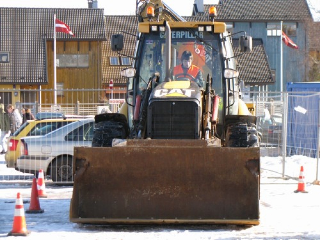 SĀK AR “ČŪSKU”. Dainis Ziediņš no Jēkabpils vēl nezina, ka uzvarēs. Ar frontālo iekrāvēju viņš sāk uzdevumu —  izbrauc līkločus jeb “čūsku”.