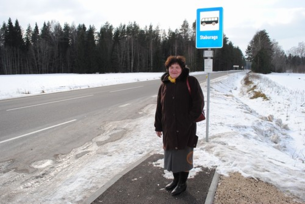 Autobuss negaidīs. Lai ik rītu nokļūtu darbavietā pastā, pieturā jābūt laikus.
