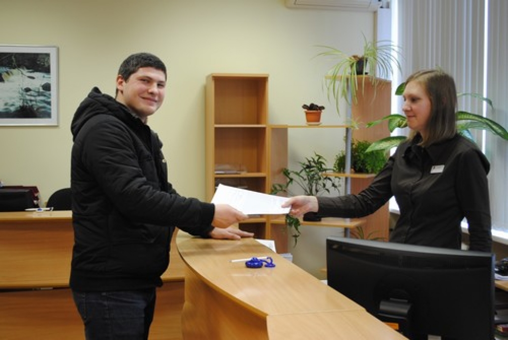 IKGADĒJS PIENĀKUMS.  Aizkraukles klientu apkalpošanas centrā formalitātes kārto  uzņēmējs Aleksandrs Duņecs. Viņu apkalpo galvenā speciāliste Ina Kozjakova. 