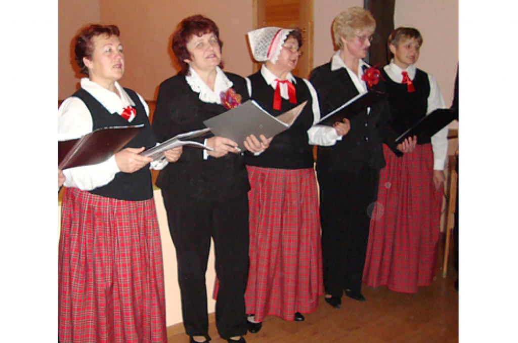 Pilskalnietes dzied koncertā Sproģos. No kreisās: Ingrīda Mihailova, Danute Avena, Dzintra Zvirbule, Ilze Dumbrovska un Ineta Klimoviča. 
Autors: Foto no Pilskalnes pagasta pārvaldes arhīva 