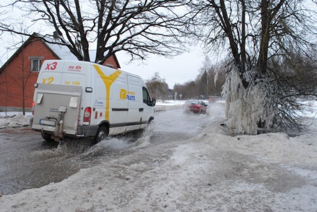 Skaisti, bet smagi. Kokam, protams, šo skaisto, bet smago nastu noturēt grūti.