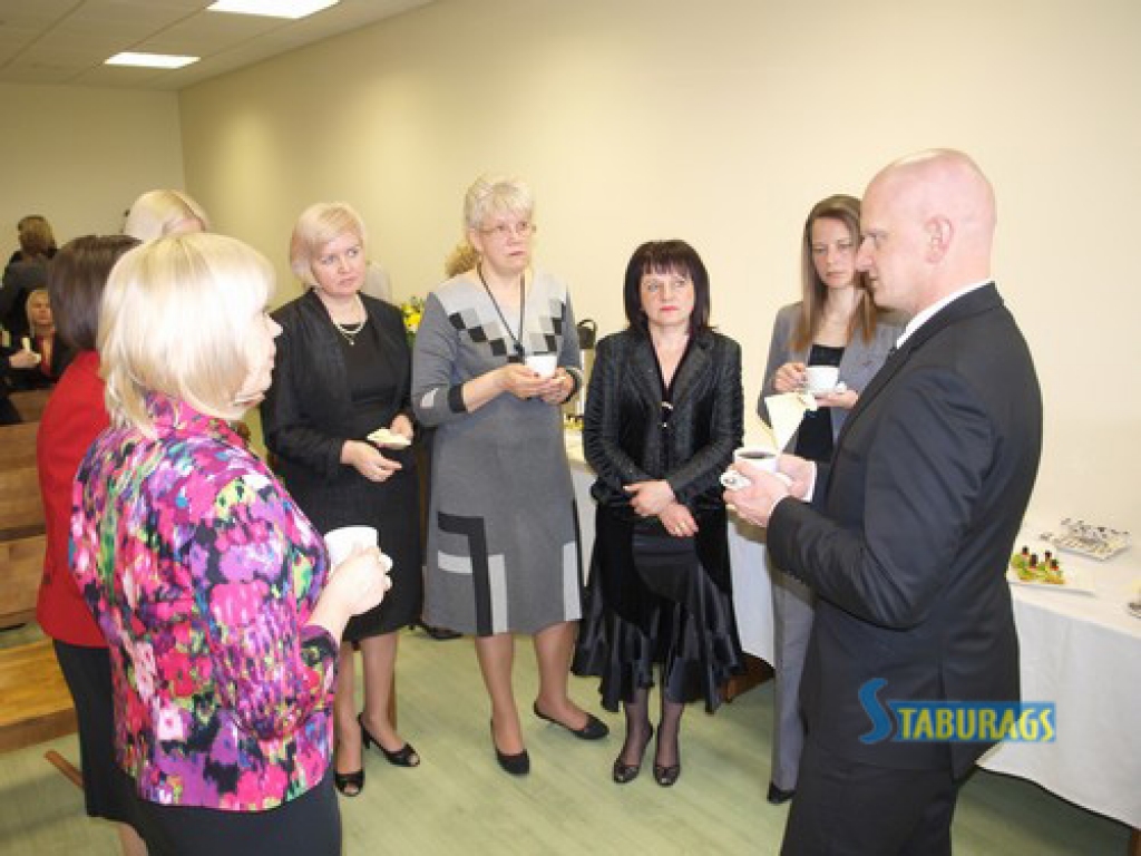 Šodien tieslietu ministrs Gaidis Bērziņš apmeklēja Aizkraukles rajona tiesu un ar tās darbiniecēm pārrunāja aktuālākos jautājumus tieslietu sistēmā, kā arī Aizkraukles rajona tiesu sveica 45 gadu jubilejā.
Autors: Indulis Burka