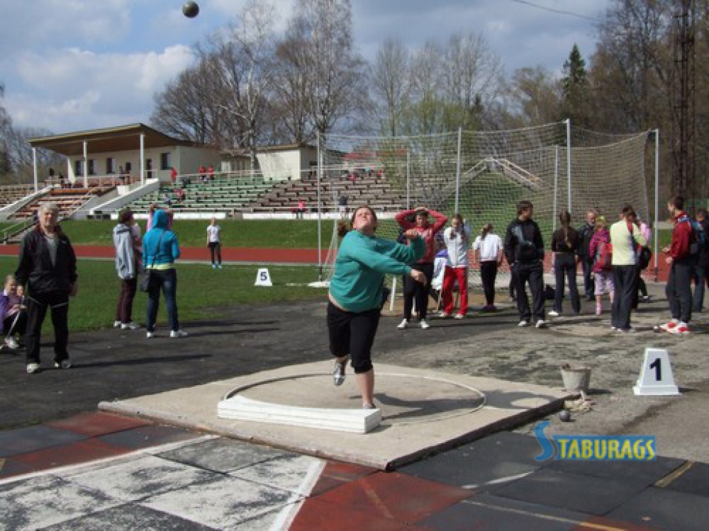 Aizkraukles sporta centra stadionā notiek sezonas atklāšanas sacensības vieglatlētikā jauniešiem — tradicionālās “Metēju dienas”. Tajās startē dalībnieki no visas Latvijas, sacenšoties lodes grūšanā, diska, šķēpa un vesera mešanā. Par...
Autors: Sandra Pumpure