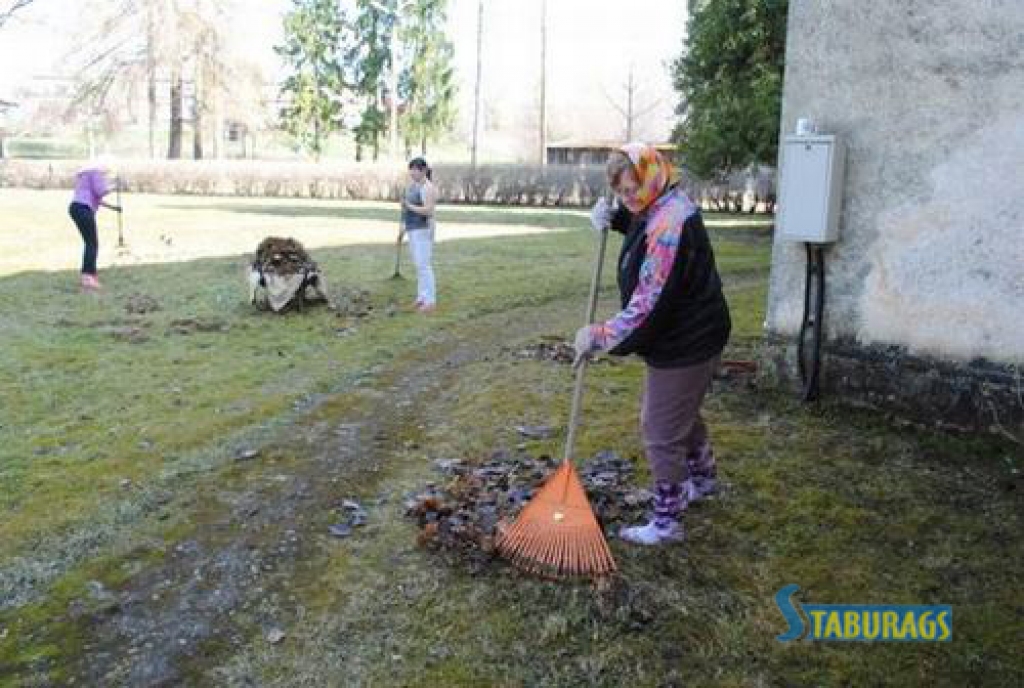 Koknesieši Lielajā talkā satīrīja Daugavas krastu no luterāņu baznīcas līdz parkam, stādīja kokus, krūmus parka teritorijā. Darbīgo rītu noslēdza ar jauku kopā pasēdēšanu un karstām desiņām. 
Autors: Imants Kaziļuns