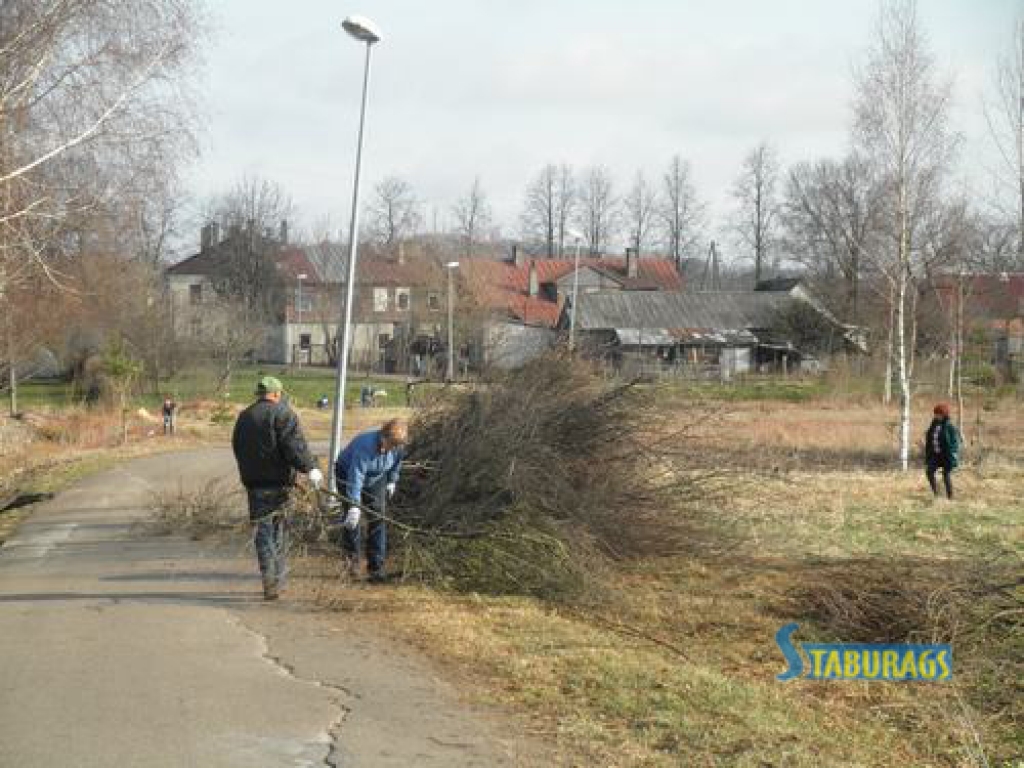 Talcinieku netrūka arī Jaunjelgavā, kur strādāja ne tikai iepriekš izziņotajās vietās, bet arī daudzās citās, kuras pilsētnieki paši bija nolēmuši sakopt.
Autors: Jānis Ozoliņš