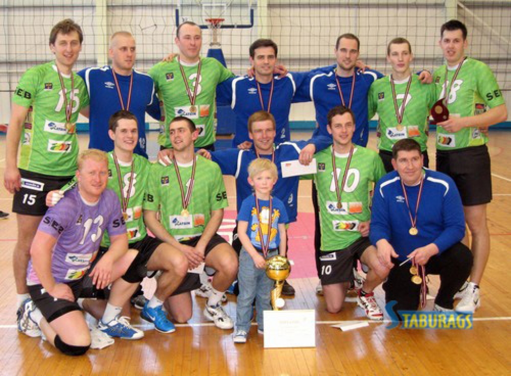 Nacionālās līgas čempioni — sporta kluba “Aizkraukle” volejbolisti. Pirmajā rindā no kreisās: Māris Orups, Artūrs Plūme, Elāns Katkov­skis, Raitis Zukulis, Kaspars Greļs un Edgars Ratnieks. Otrajā rindā no kreisās: Vjačeslavs Grimailovs, Juris Orups, Vitālijs Gudovskis, Kaspars Sniedzītis, Kārlis Brinkmanis, Toms Benjavs un Gatis Garklāvs. Pie kausa — Māra Orupa dēls Patriks. 