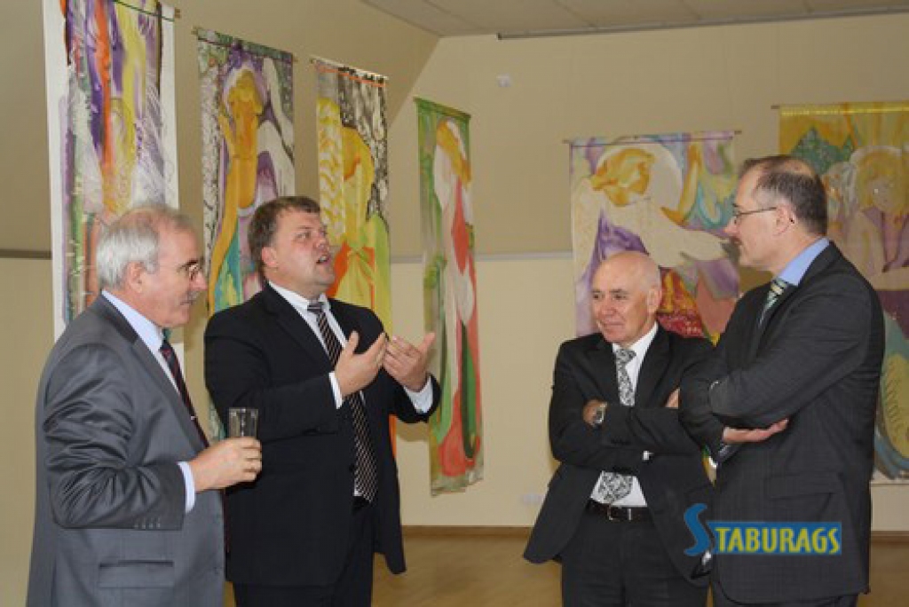 TIEKAS, LAI DISKUTĒTU. No labās — Jaunjelgavas novada domes priekšsēdētājs Guntis Libeks, izpilddirektors Jānis Dimitrijevs, Zemgales plānošanas reģiona Attīstības padomes priekšsēdētājs Gints Kaminskis un Jelgavas pilsētas domes priekšsēdētājs Andris Rāviņš.