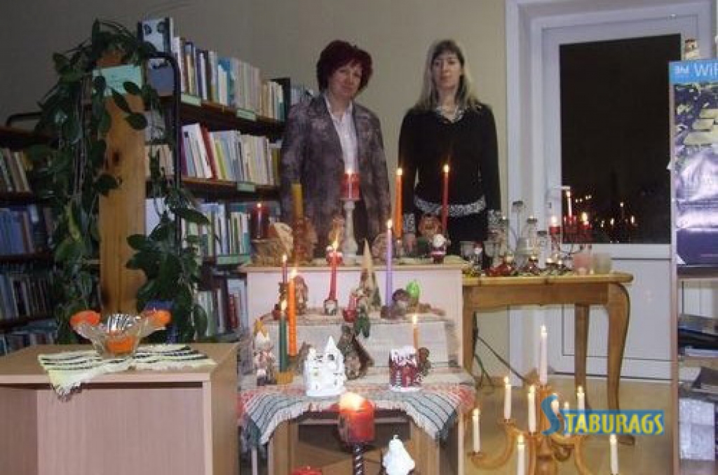 Jaunjelgavas bibliotēkas bibliotekāre Vita Taškaua (no labās) ar kolēģi Lolitu Frīdmani.