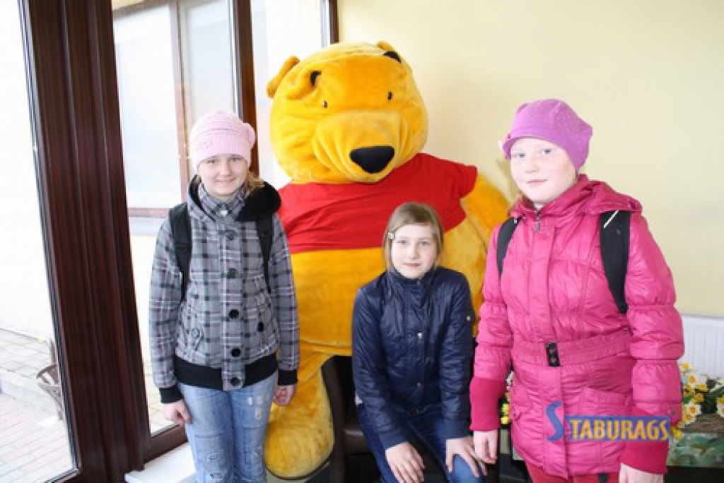 KĀ JAUNS. Aizkrauklietes Erīna Skudrova (no kreisās), Renāte Gailīte un Evelīna Grīnvalde ar “Meduslāča” lielāko  lāci. 