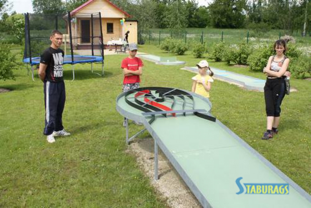 Šodien Skrīveros, Miera ielā, atklāja biedrības „Kopā ar dabu” minigolfa laukumu. Apmeklētājiem tas ikdienā būs atvērts katru dienu nu 3. jūnija.  
Autors: Indulis Burka