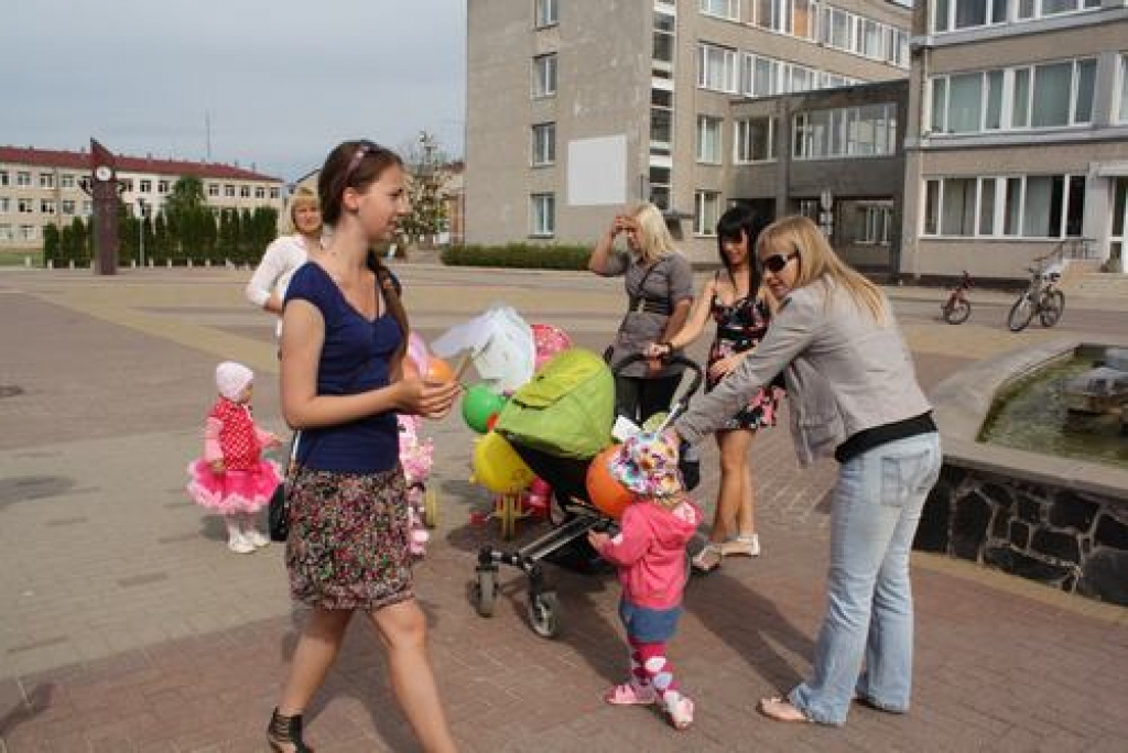 Aizkrauklē 26. maijā notika  velo un ratiņu gājiens no  Aizkraukles novada domes uz “Iga centru”. Pie tā notika  veiklības un orientēšanās sacensības.
Autors: Guna Mikasenoka